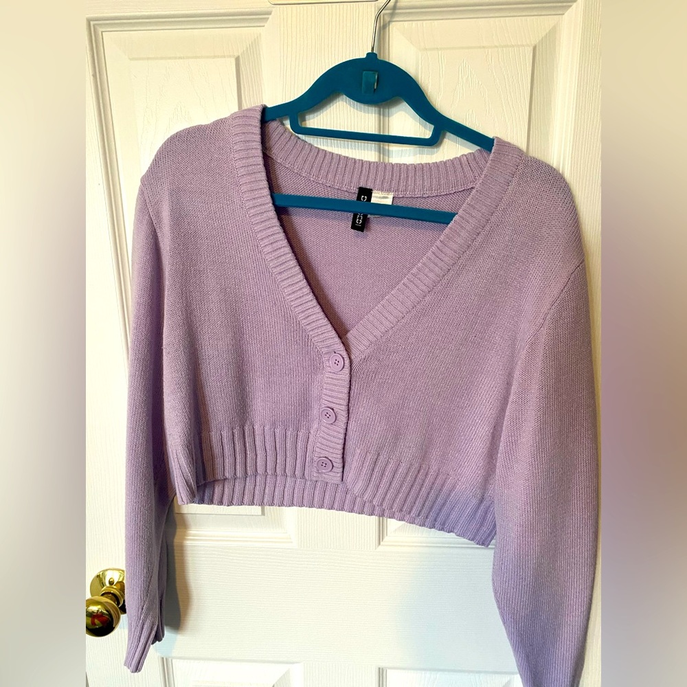 H&M (DIVIDED) LILAC CROPPED BUTTON SWEATER